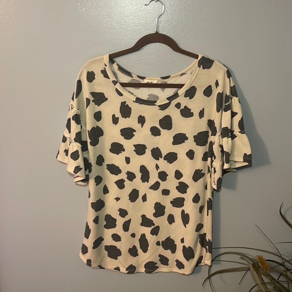 Leopard blouse w/ flutter sleeve